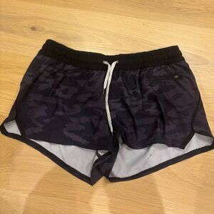 Vuori Clementine Shorts Women’s Size L Black Watercolor Camo Athletic Running